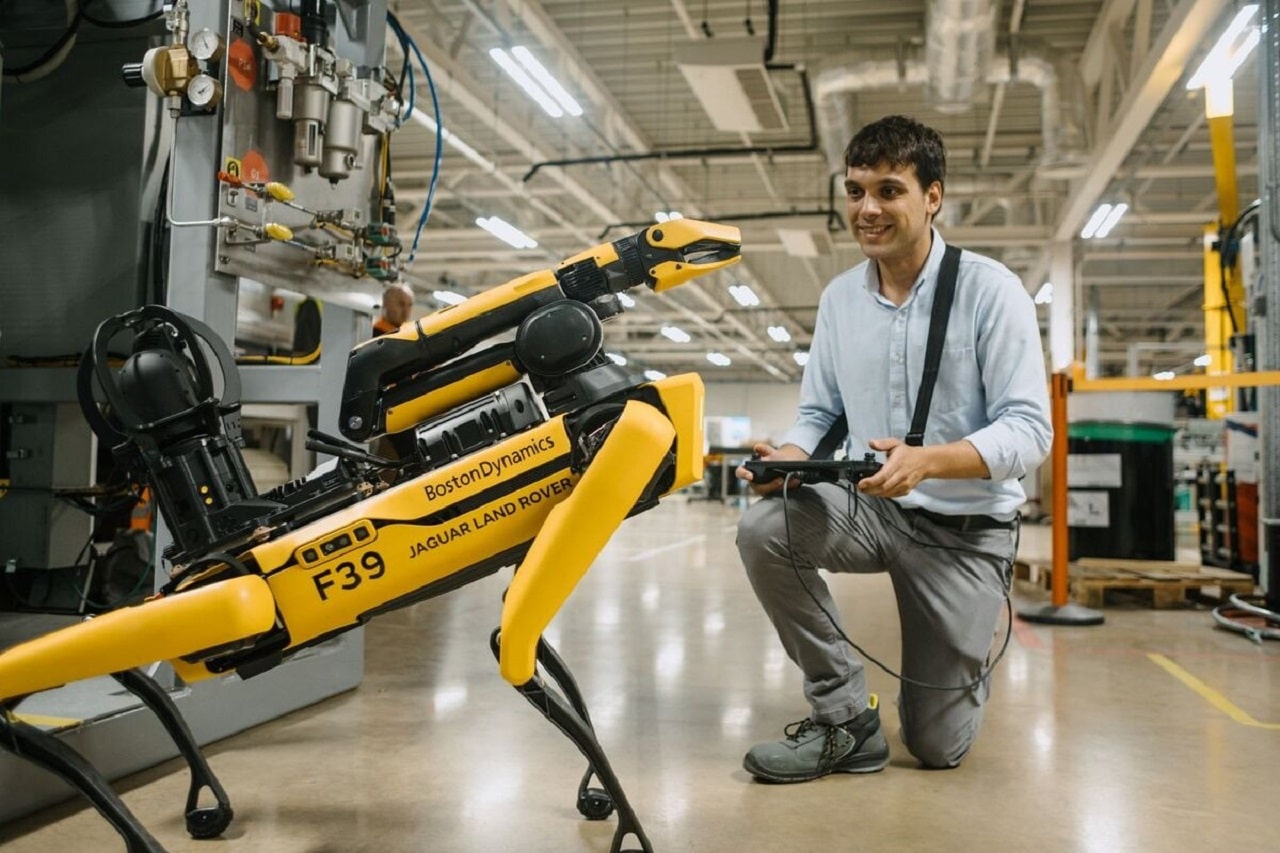 JLR svela il suo nuovo cane da guardia robotico “Rover”