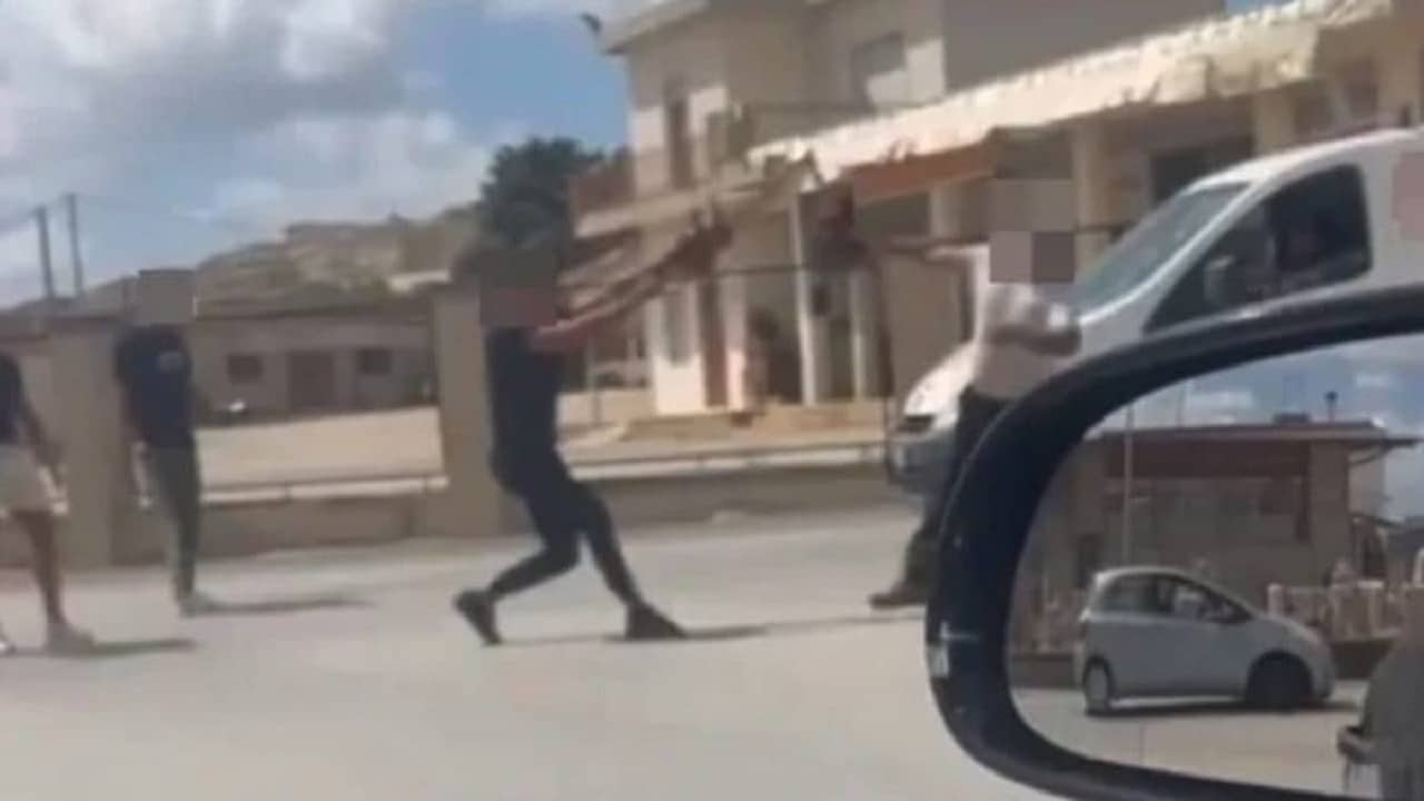 Siracusa: lite per una precedenza finisce a colpi di motosega