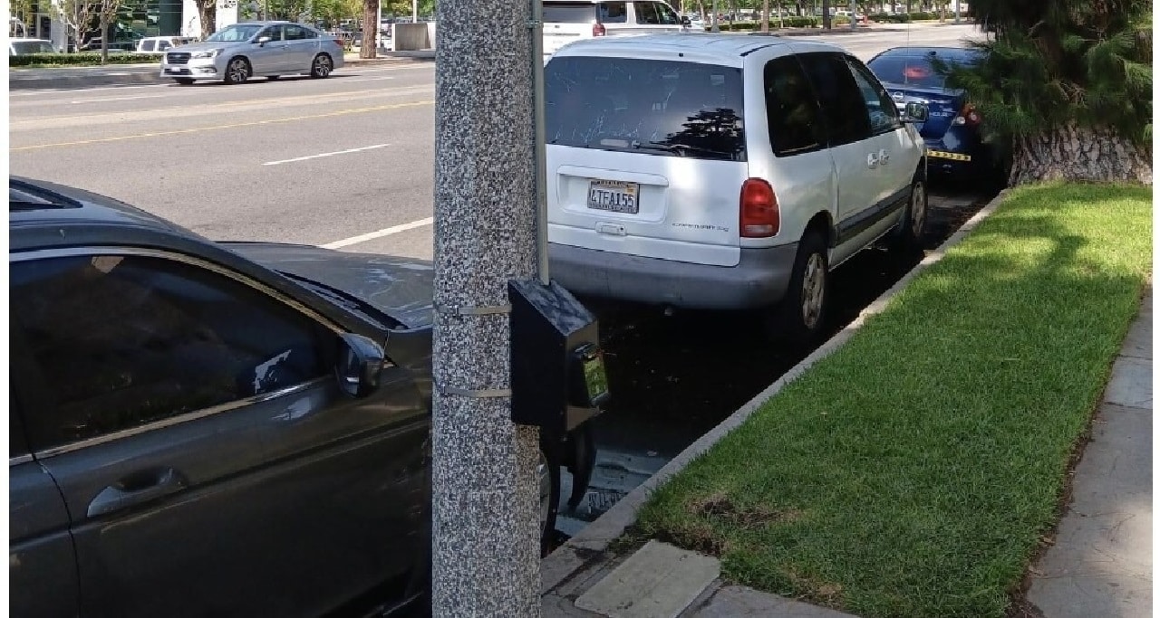 Auto elettriche: a Los Angeles punti di ricarica anche nei pali della luce