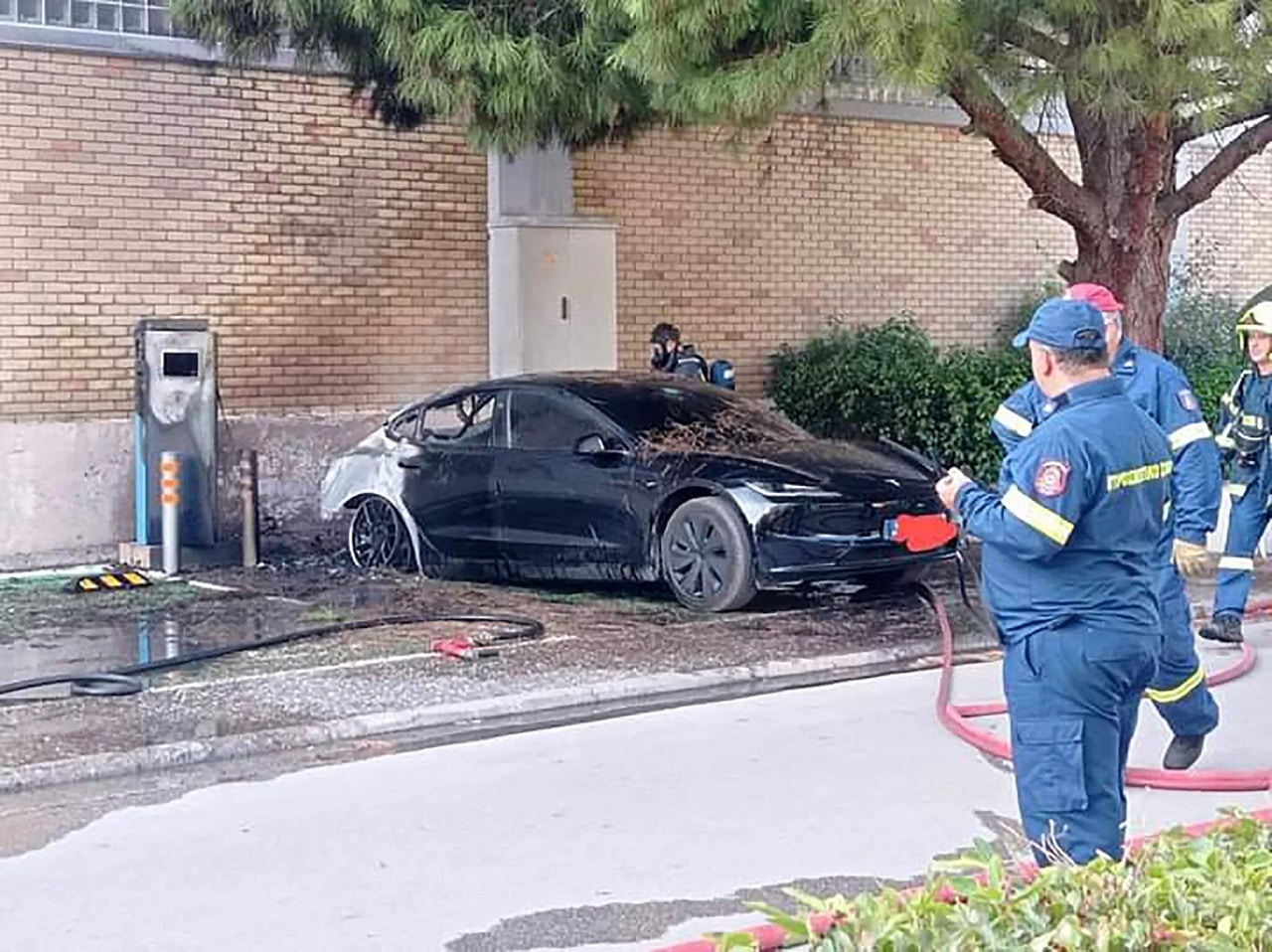 Tesla Model 3 Highland brucia durante la ricarica, ma la colpa non sarebbe della batteria