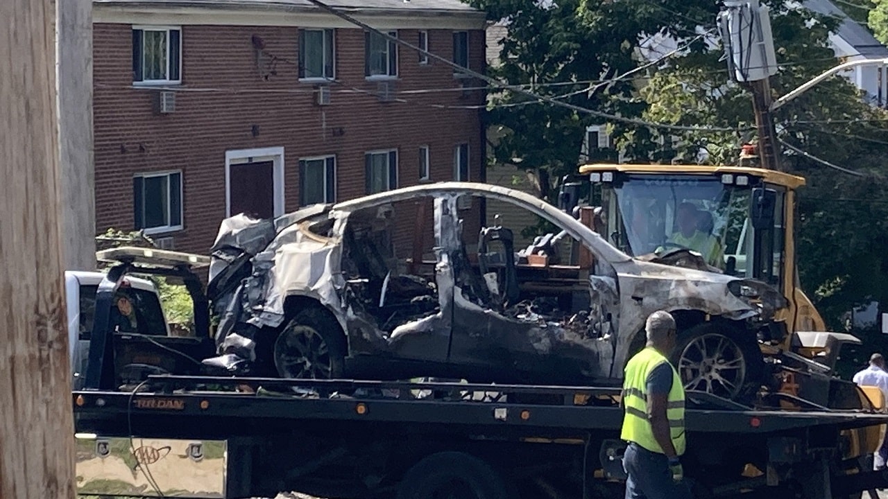 Tesla esplode come una bomba dopo incidente: due morti negli USA [VIDEO]