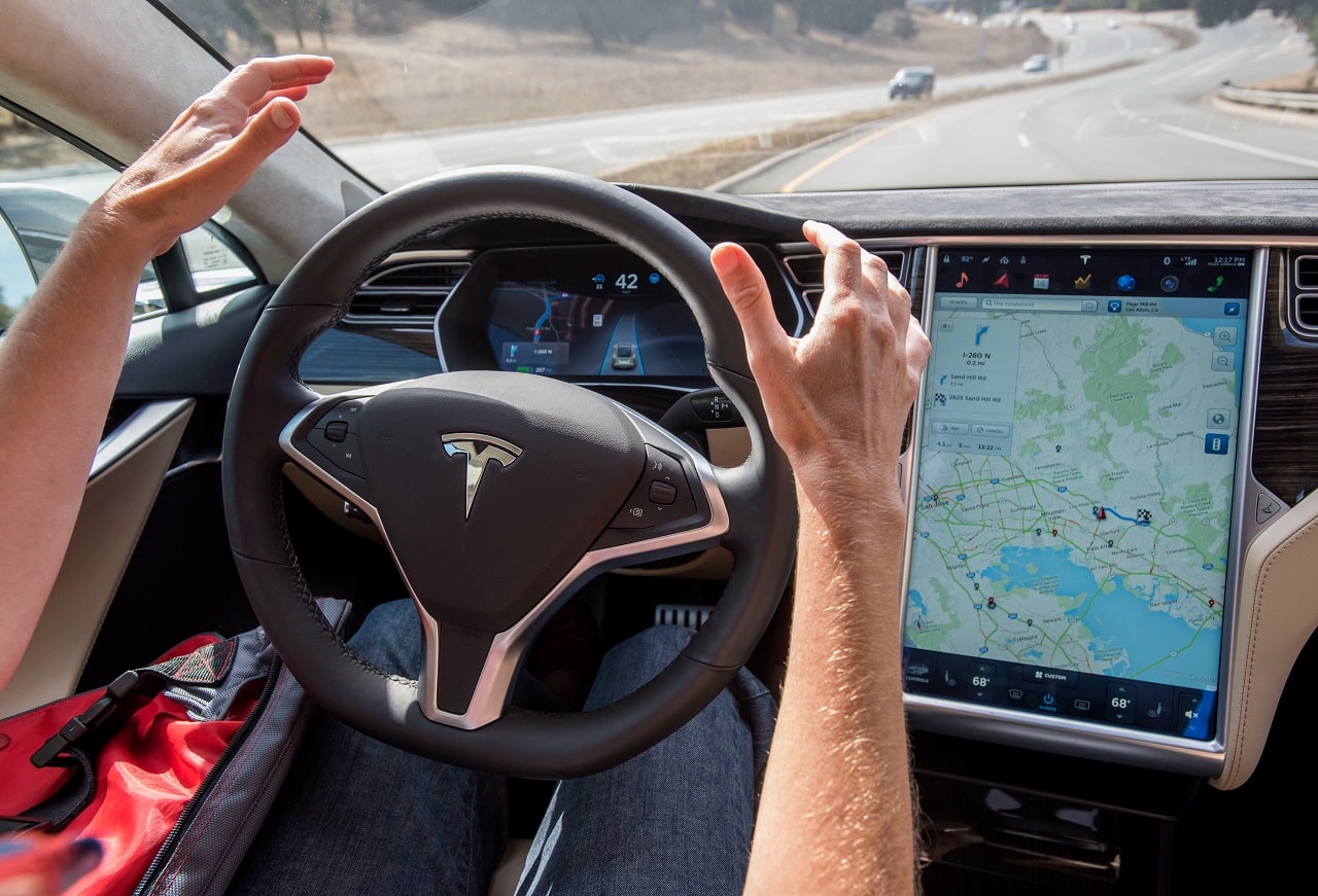 Tesla annuncia il lancio del Full Self Driving in Europa e Cina nel 2025