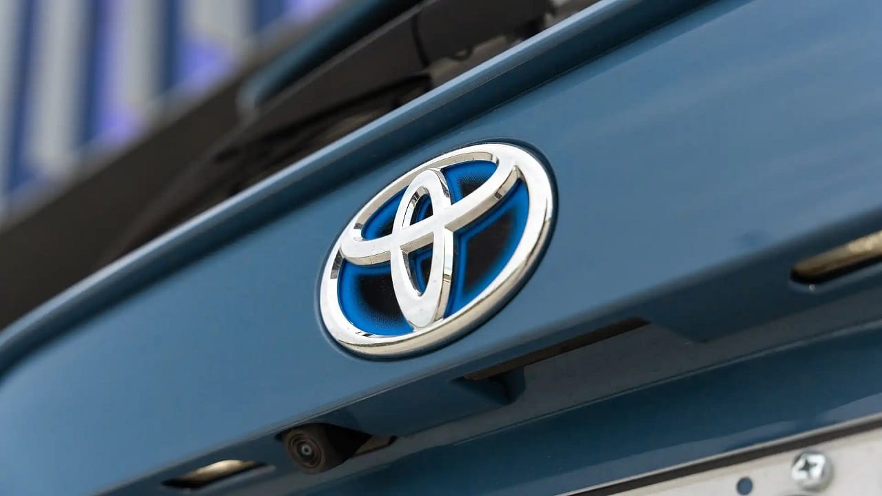 Toyota frena sull’elettrico e rivede gli obiettivi produzione?