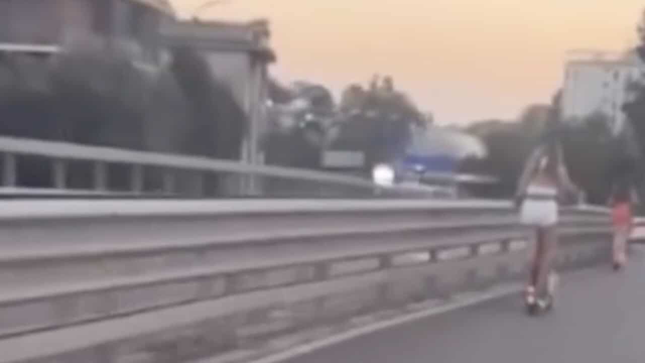 Milano: sei persone su tre monopattini sulla corsia di sorpasso di un cavalcavia [VIDEO]