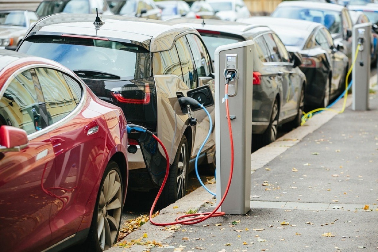 Auto elettriche: attenzione al “quishing” la nuova truffa alle colonnine