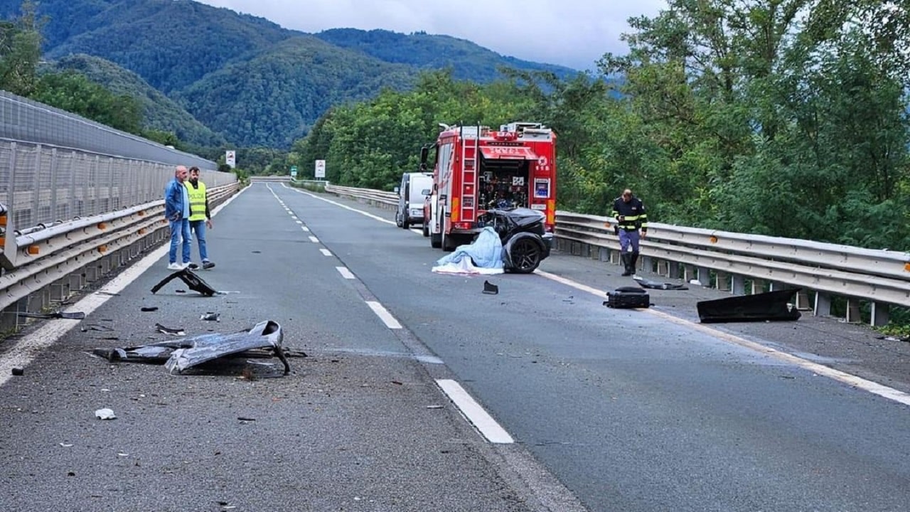 Autostrada A15: manager muore dopo schianto con la sua supercar