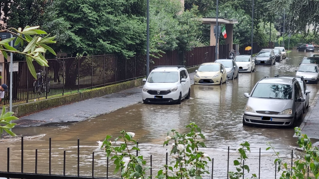 Milano: giornata di forte maltempo, strade allagate e disagi [VIDEO]