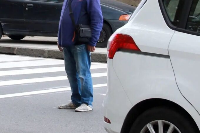 Parcheggiatori abusivi a Napoli, fenomeno sempre più pericoloso. Borrelli: “Cittadini sotto assedio”