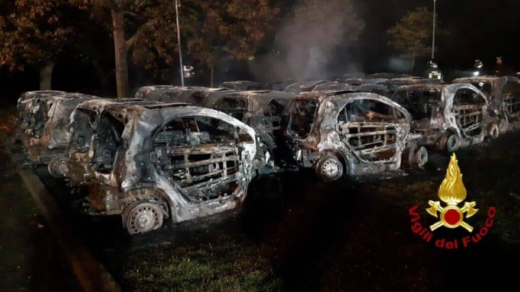 Assago: nella notte 23 auto elettriche Enjoy distrutte da un incendio