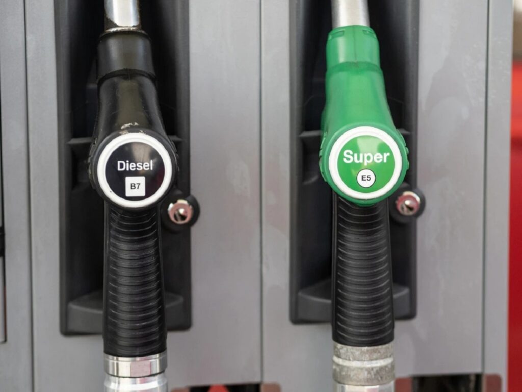 Accise: nel 2023 famiglie e imprese hanno speso 70,9 miliardi di euro in carburanti, ma più della metà sono tasse