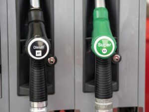 Accise: nel 2023 famiglie e imprese hanno speso 70,9 miliardi di euro in carburanti, ma più della metà sono tasse