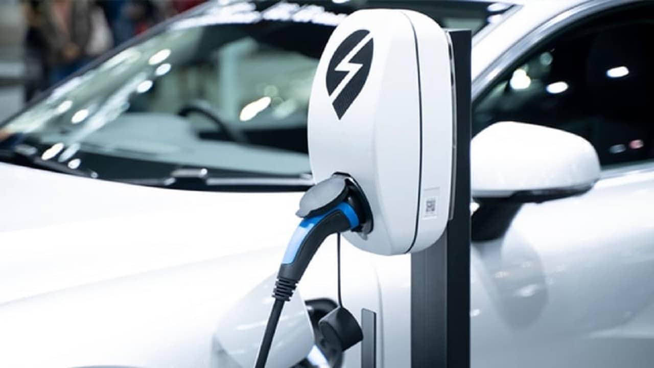 Auto elettriche: il prezzo delle batterie diminuirà del 50% nel 2026