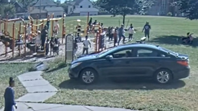 A 10 anni ruba un’auto e semina il panico sfrecciando in un parco giochi pieno di bambini [VIDEO]