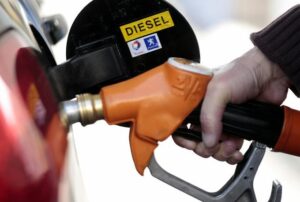 Accise gasolio, governo studia aumento di 1 centesimo all’anno per 5 anni. Codacons: “Stangata da 245,6 milioni di euro annui sulle famiglie”