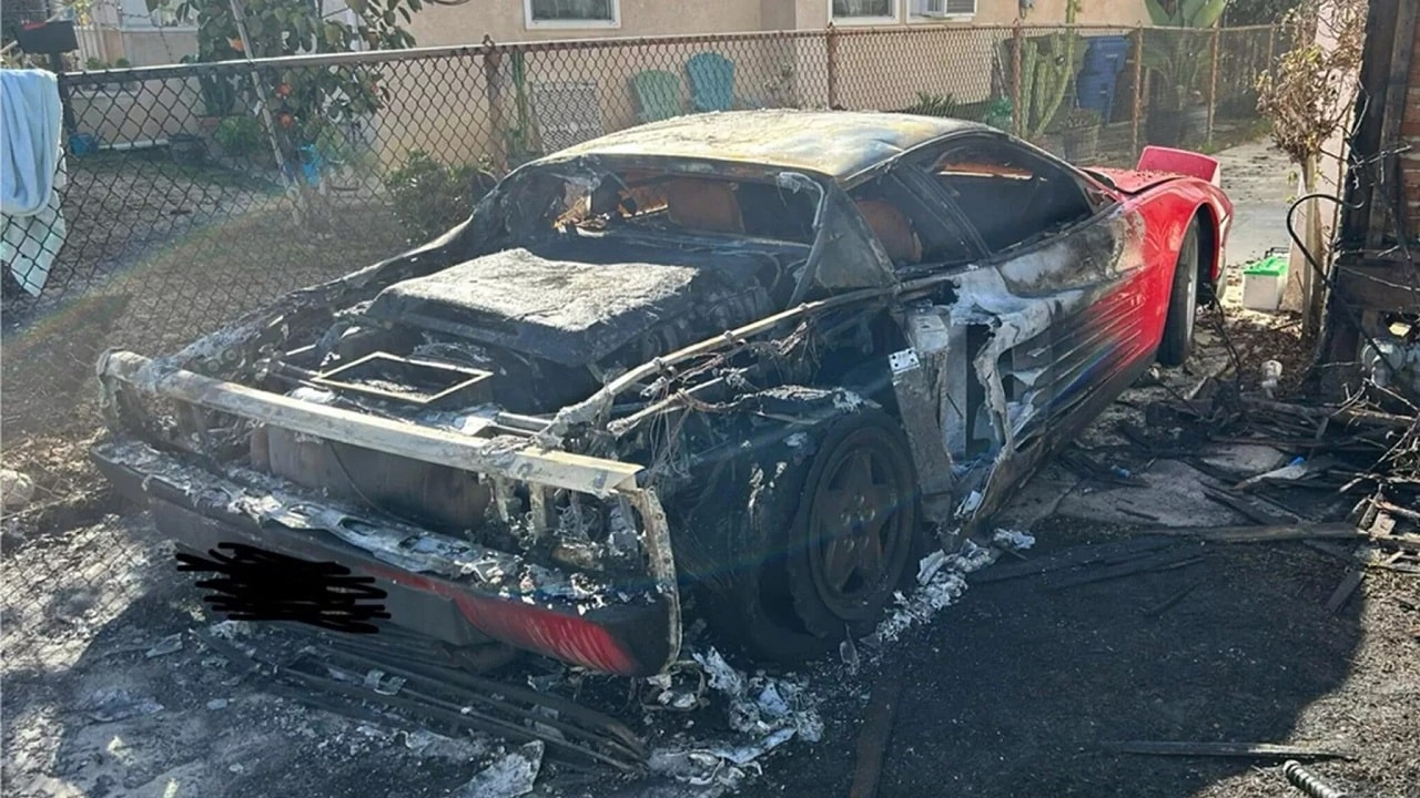Una Ferrari Testarossa va a fuoco in California