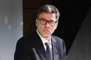 Accise carburanti, Giorgetti: “Caleranno quelle sulla benzina e aumenteranno quelle sul gasolio”