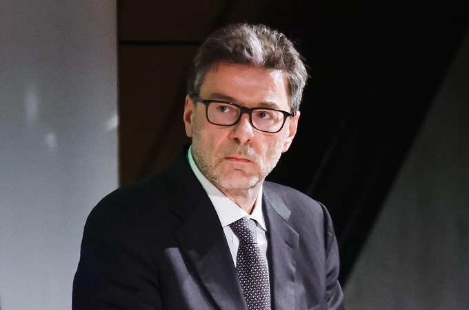 Accise carburanti, Giorgetti: “Caleranno quelle sulla benzina e aumenteranno quelle sul gasolio”