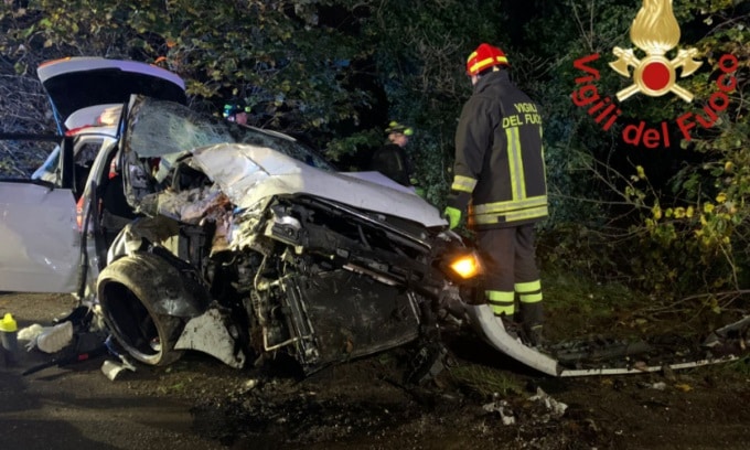 Gravissimo incidente a Carugo, auto con cinque ragazzi si schianta: morto un 17enne e quattro feriti