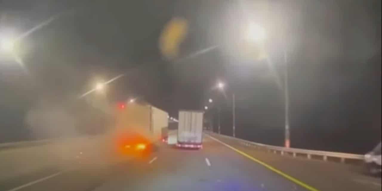 Audi RS5 si schianta contro un camion a 300 km/h in Russia [VIDEO]