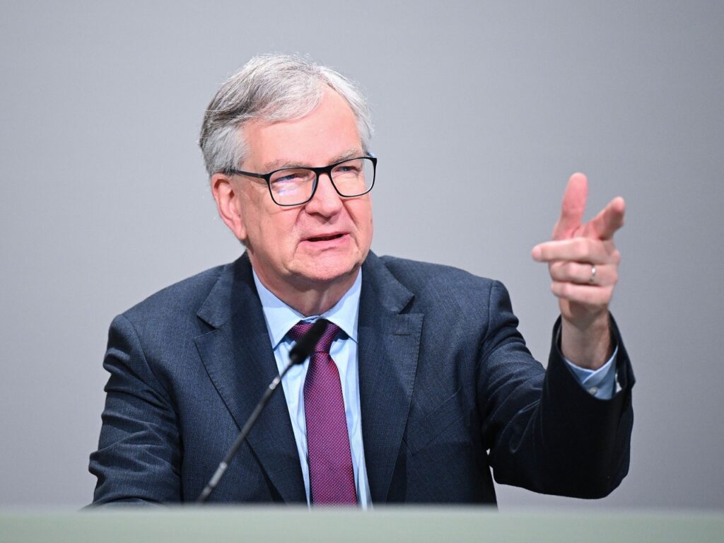 Martin Daum, ex CEO Daimler Truck: “Le persone non acquistano auto elettriche? Aumentiamo la benzina ogni anno”