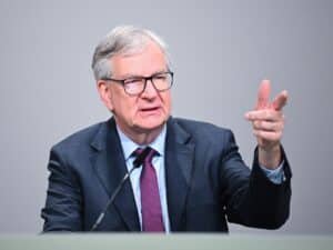 Martin Daum, ex CEO Daimler Truck: “Le persone non acquistano auto elettriche? Aumentiamo la benzina ogni anno”