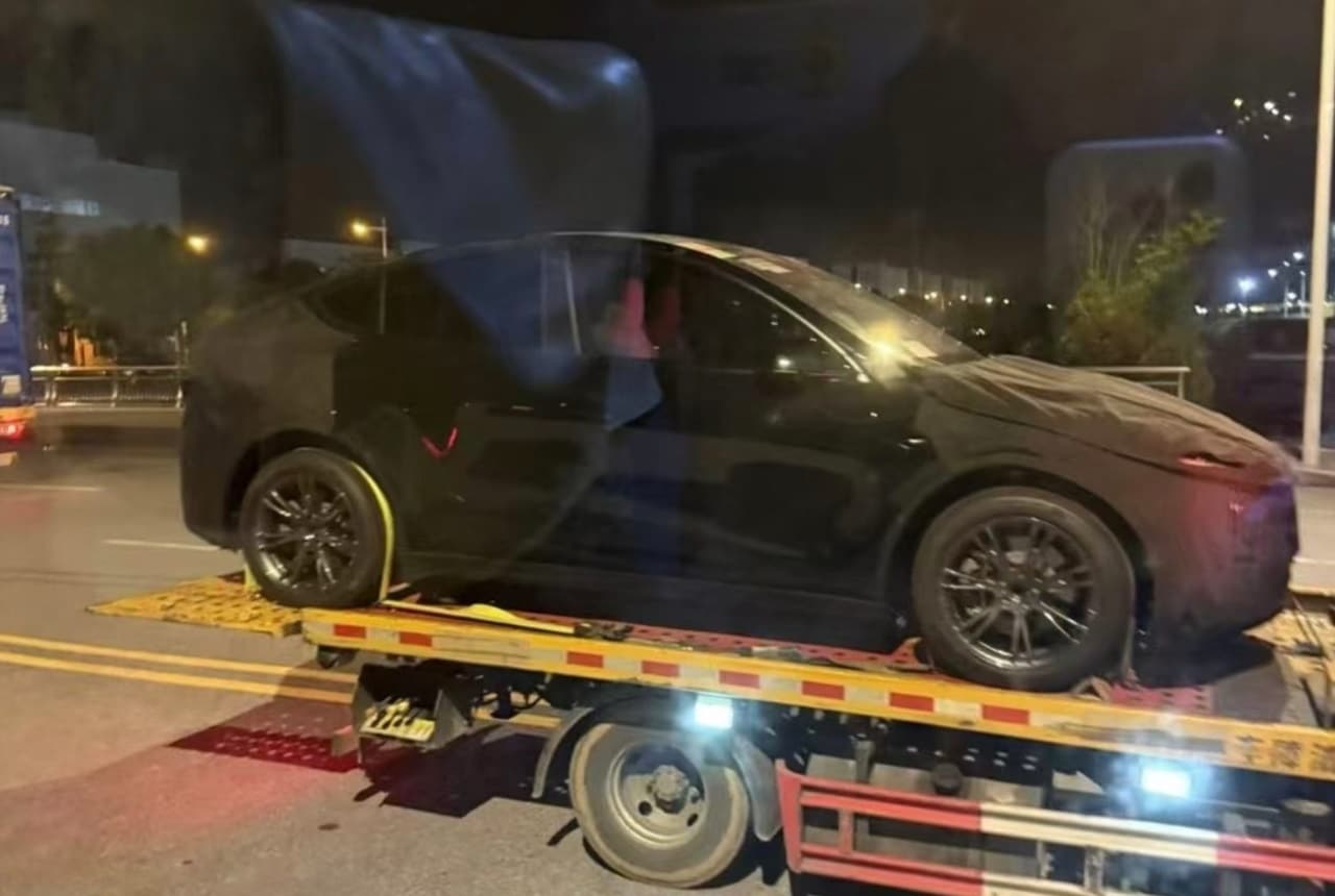 La nuova Tesla Model Y avvistata in Cina [FOTO SPIA]