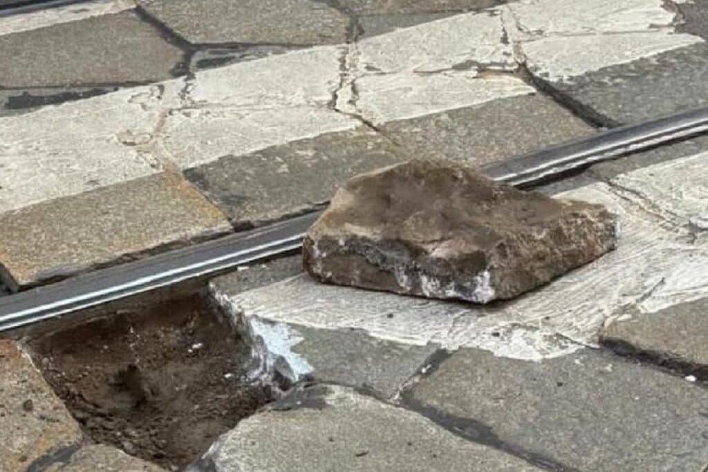 Milano: pavè rotto danneggia auto, automobilista multato per non averlo evitato