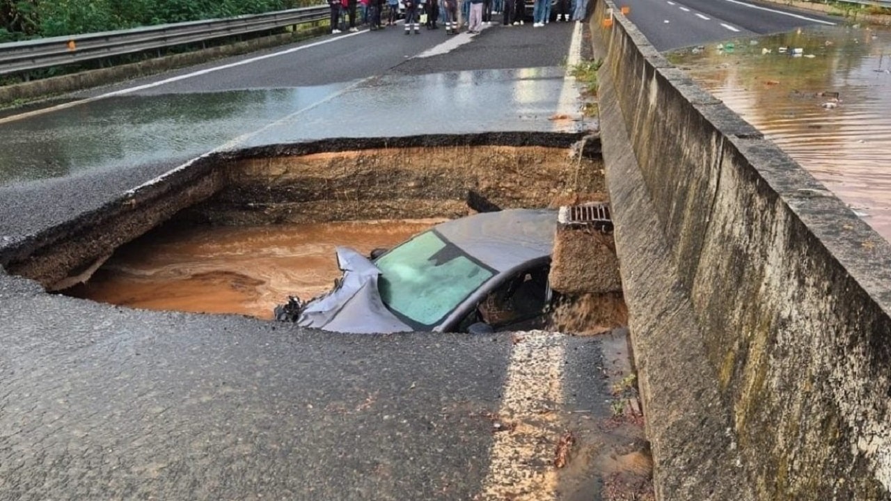 Maltempo Calabria: auto finisce dentro una voragine sulla Statale 280