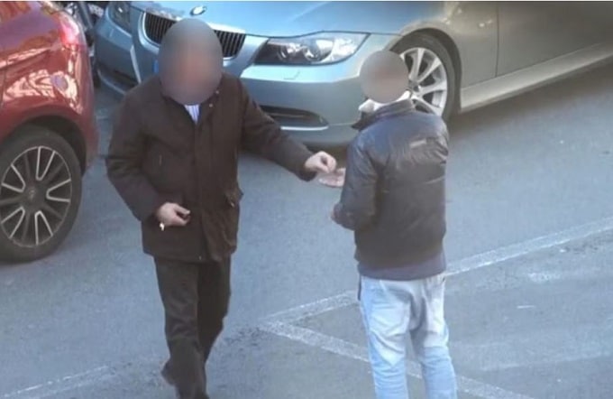 Salerno, parcheggiatore abusivo aggredisce con calci e pugni automobilista che non paga