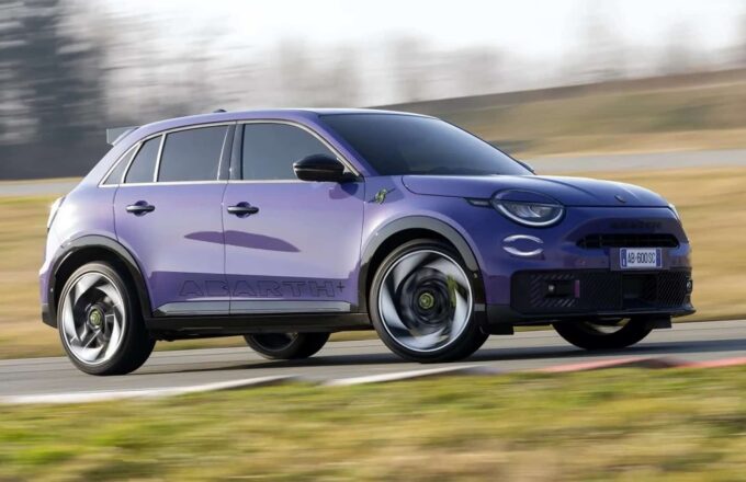 Abarth 600e: la potenza dello Scorpione a un livello mai raggiunto prima