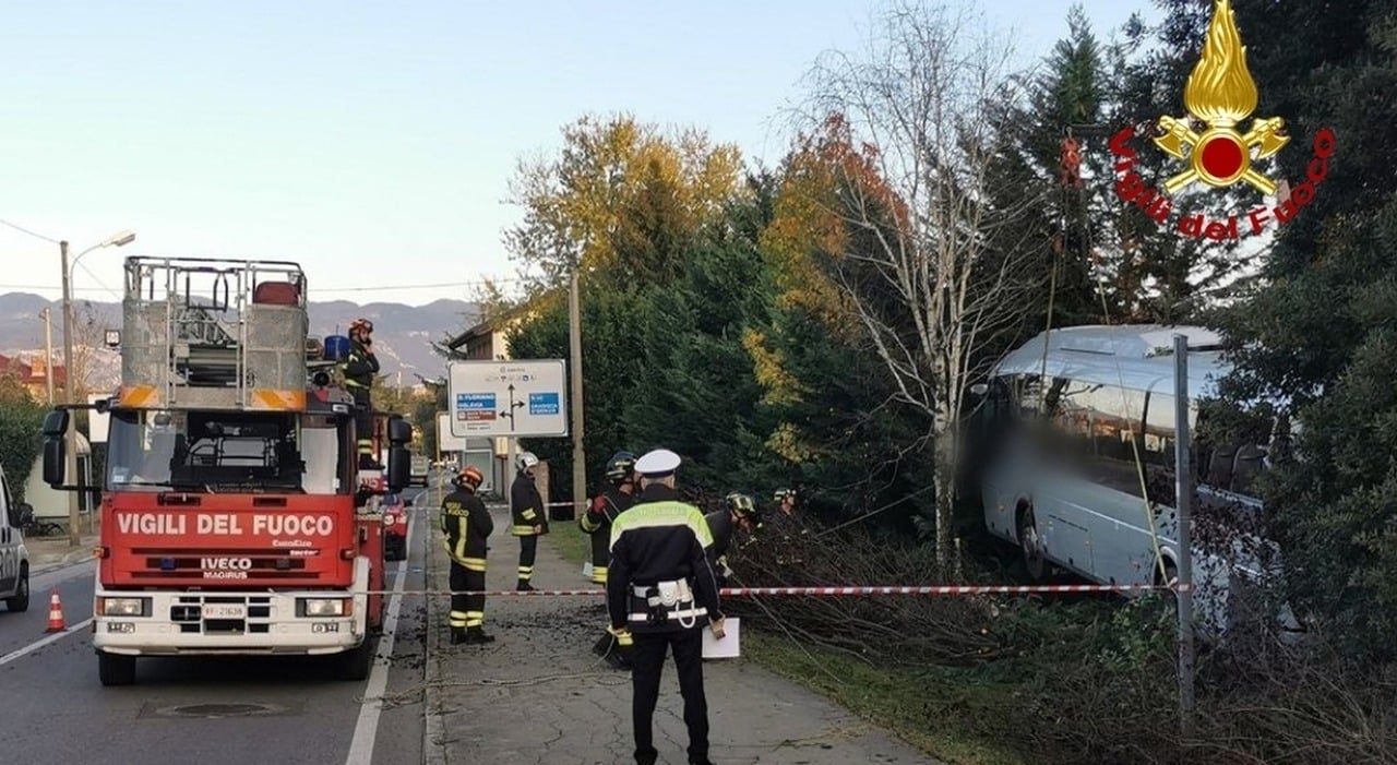 Autobus finisce in un giardino