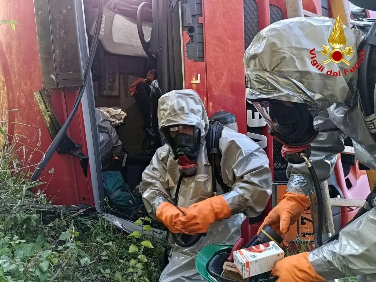 Autocisterna si ribalta sulla statale: litri di acido finiscono in strada
