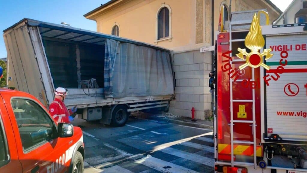 Camion sfonda il muro di una casa vicino Como