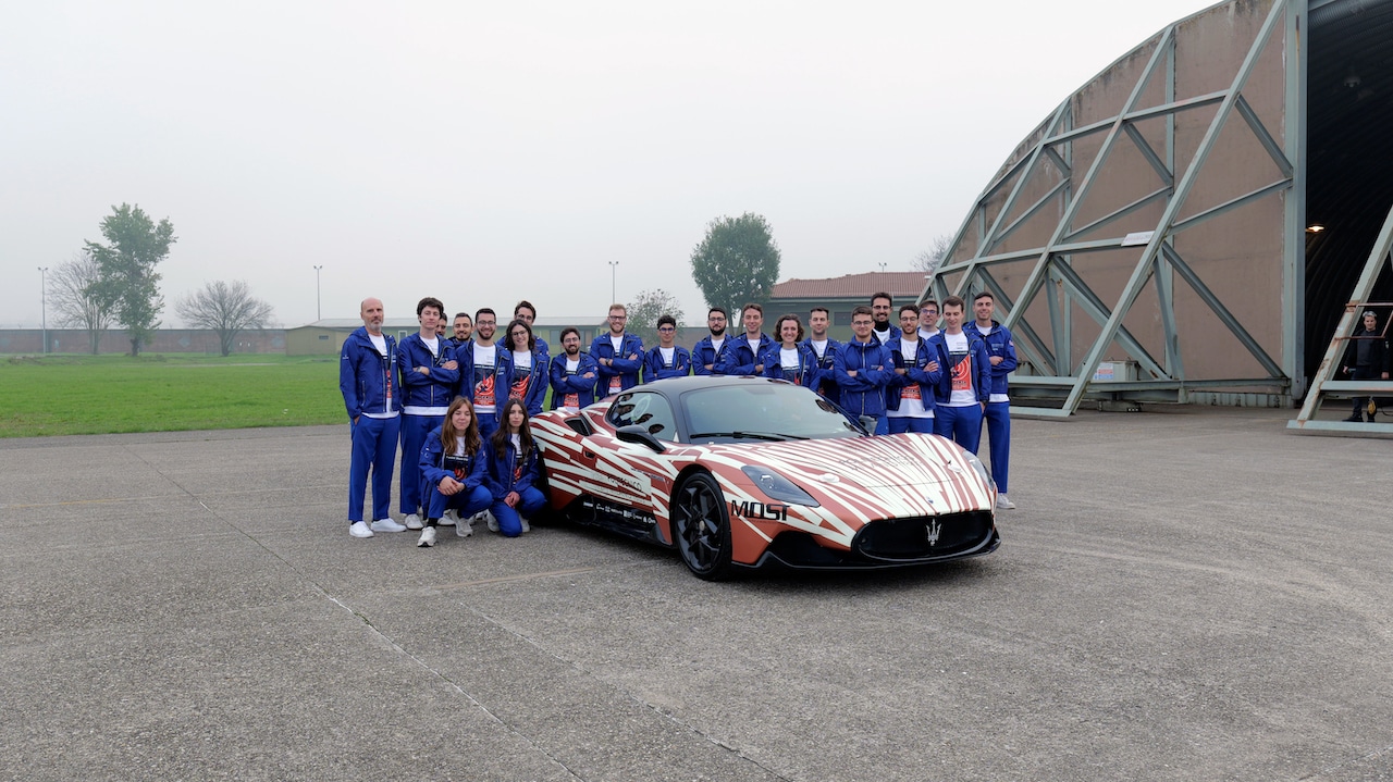 Una Maserati MC20 guidata da un robot arriva a 285 km/h