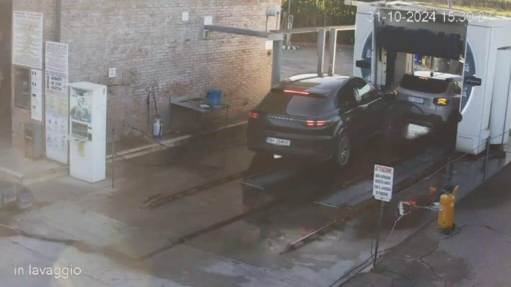 Porsche accelera di colpo e distrugge l’autolavaggio [VIDEO]