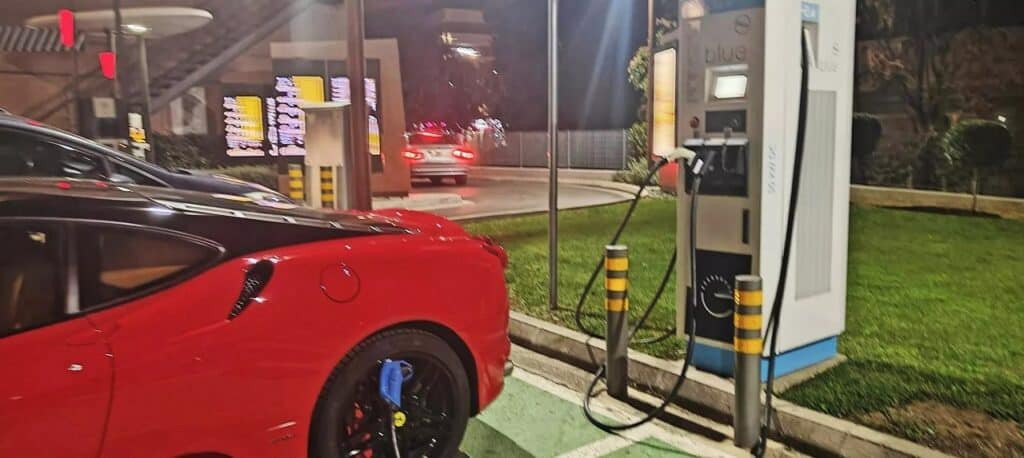 Il proprietario di una Ferrari F430 attacca la spina di ricarica per EV alla ruota della sua supercar e va via