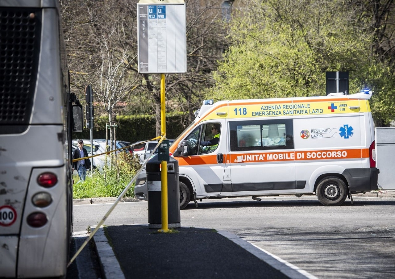 Scende dal bus e viene travolta da un’auto: morta studentessa 15enne