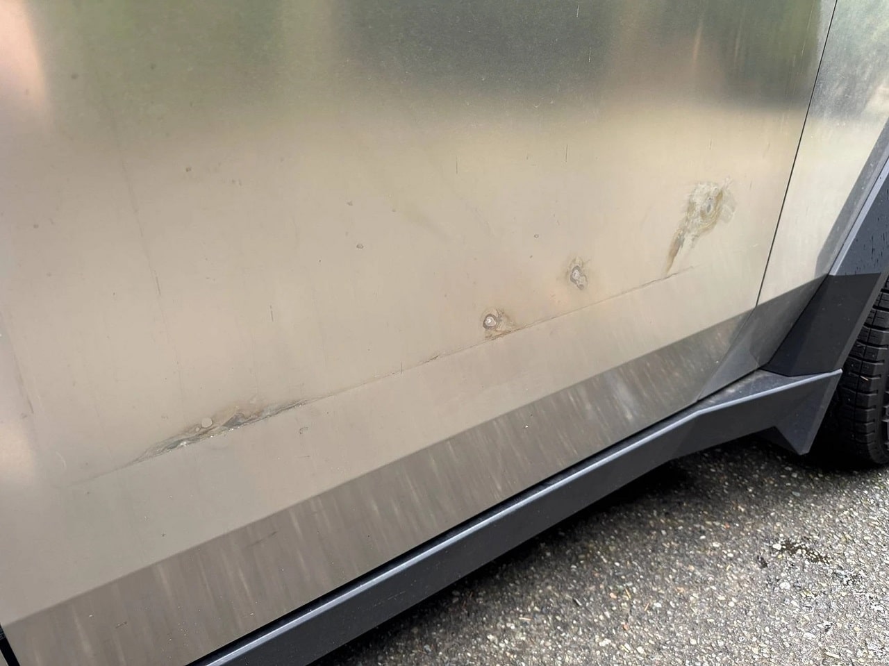 Tesla Cybertruck, trovato un nuovo punto debole: i magneti causano ruggine