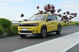 Fiat Grande Panda Elettrica 2024: prezzo, foto, video, dimensioni, interni