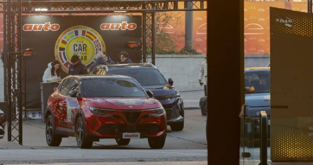 Alfa Romeo Junior a Milano con le altre finaliste di Car of the Year 2025
