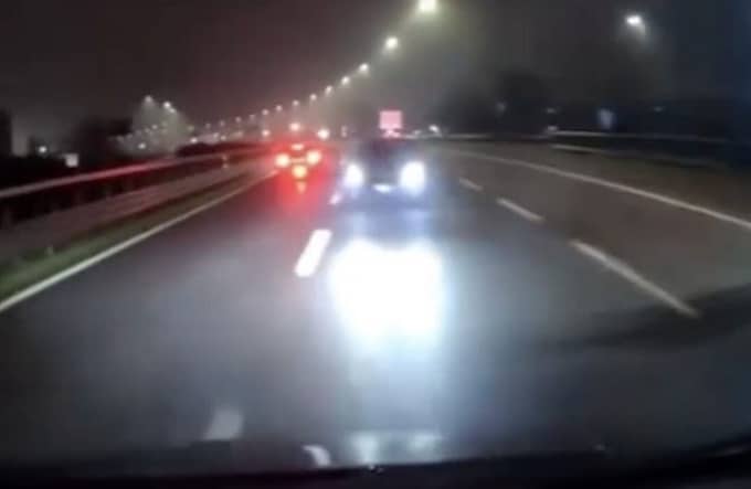 Milano, auto contromano in tangenziale: il VIDEO dello scontro frontale con un’altra vettura