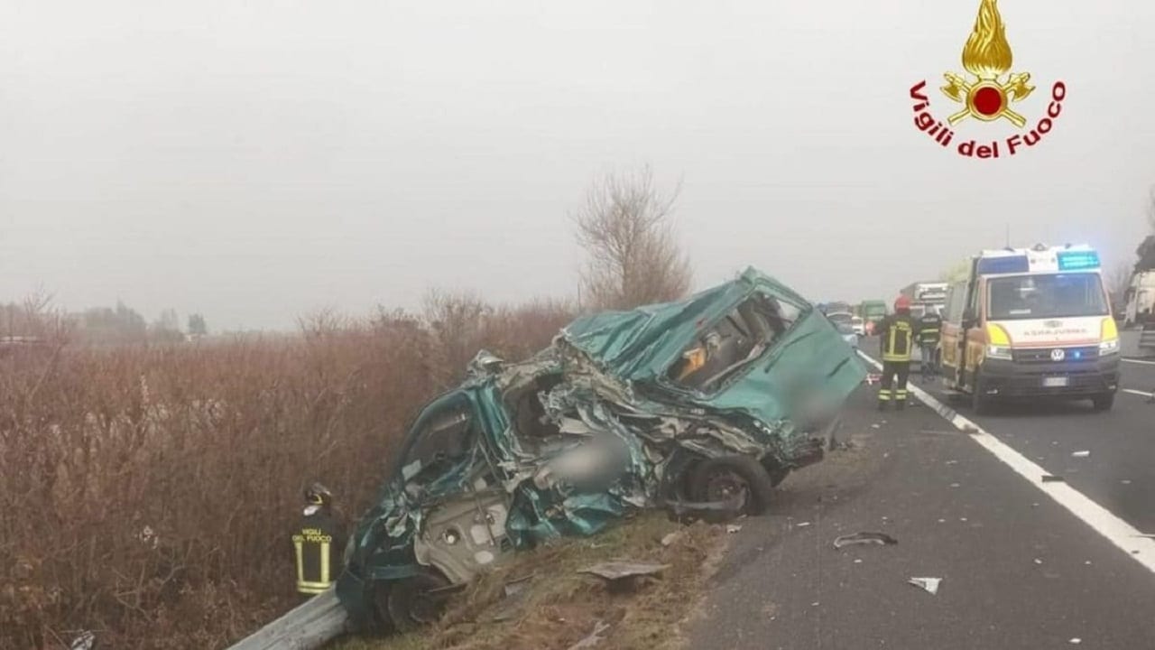 A4: camion travolge furgone dei servizi sociali, muore 26enne