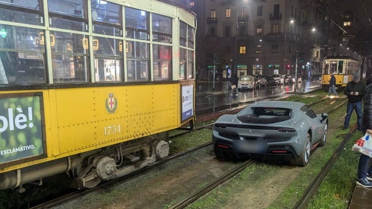 Ferrari rimane bloccata sui binari del tram a Milano [VIDEO]