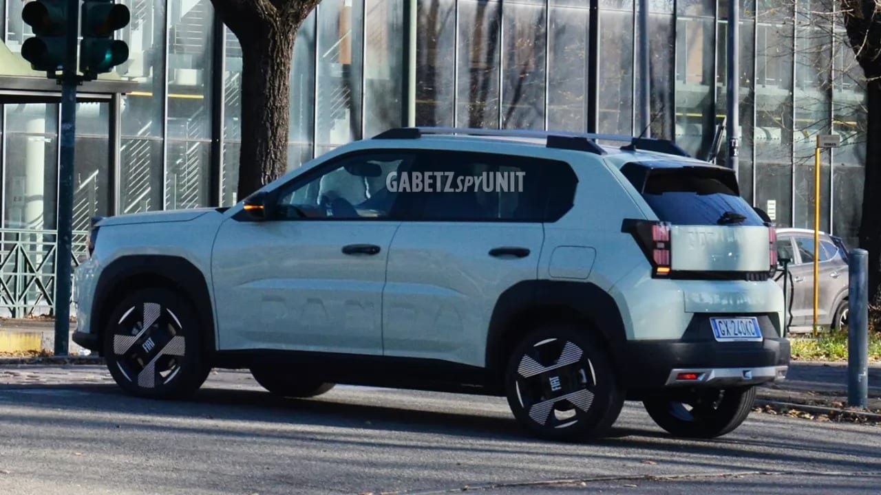 Fiat Grande Panda: avvistata in strada in colore azzurro acqua in attesa del debutto [FOTO]