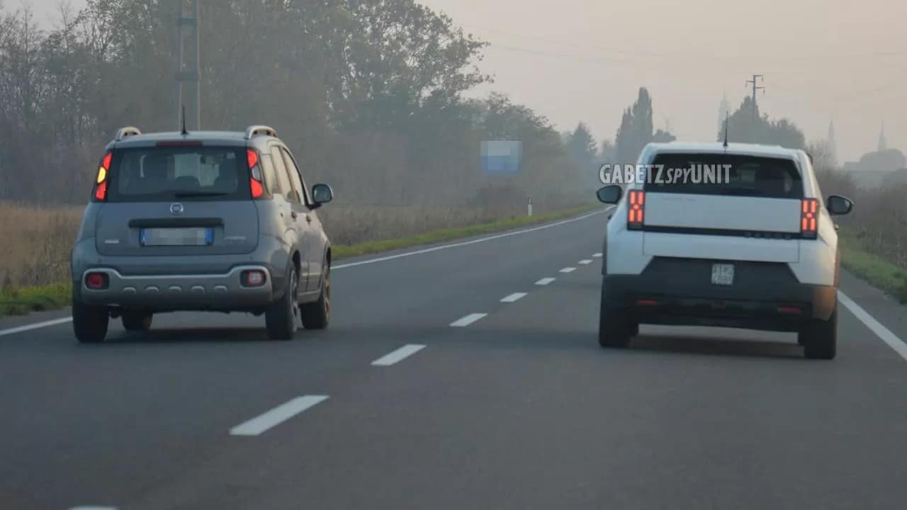 Fiat Grande Panda fotografata in strada accanto al vecchio modello