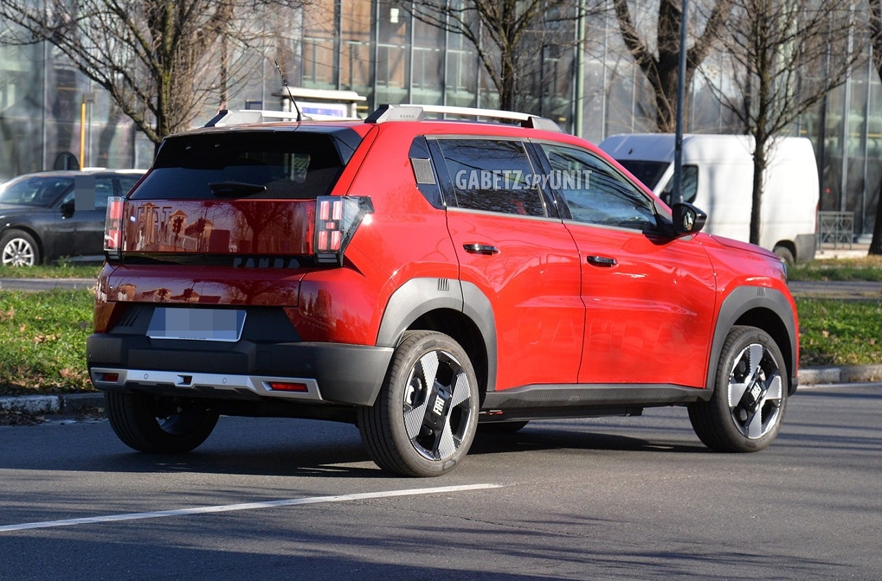 Fiat Grande Panda: dopo in bianco e in nero avvistata anche in rosso passione [FOTO]