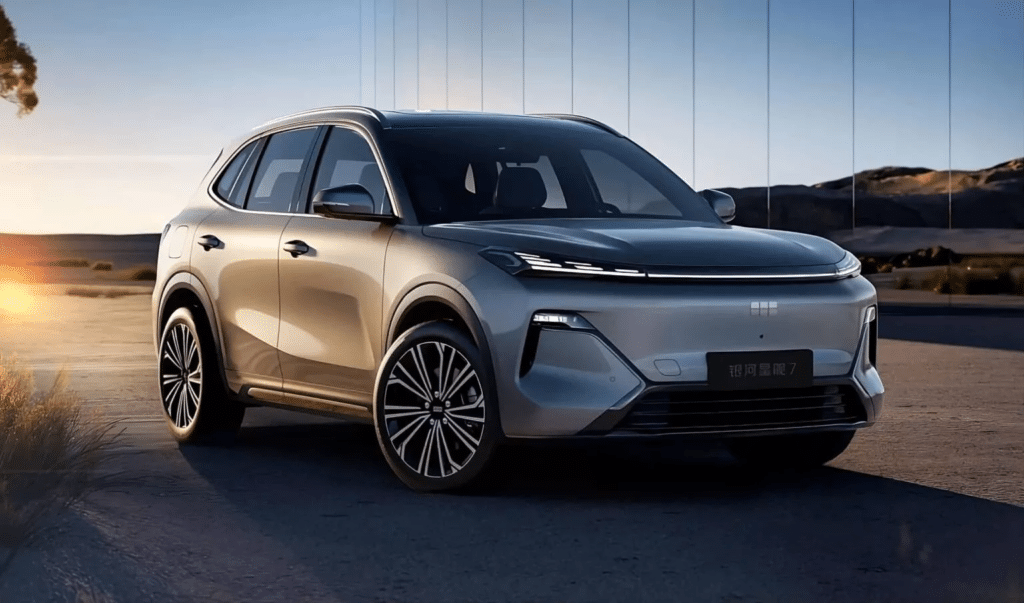 Geely Galaxy Starship 7: l’ibrida cinese che fa 1.400 km con un pieno e costa meno di 13.000 € [FOTO]