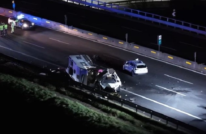 Camper contromano sulla A8 si schianta contro un taxi: morta una donna di 42 anni