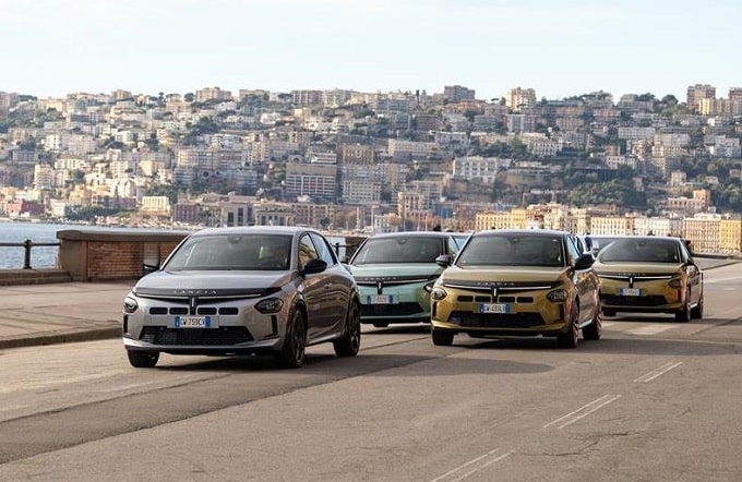 Nuova Lancia Ypsilon sfila sul lungomare di Napoli [FOTO]