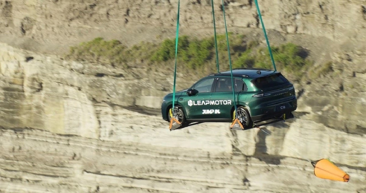 Leapmotor C10: il primo esemplare consegnato in Australia con un elicottero [VIDEO]